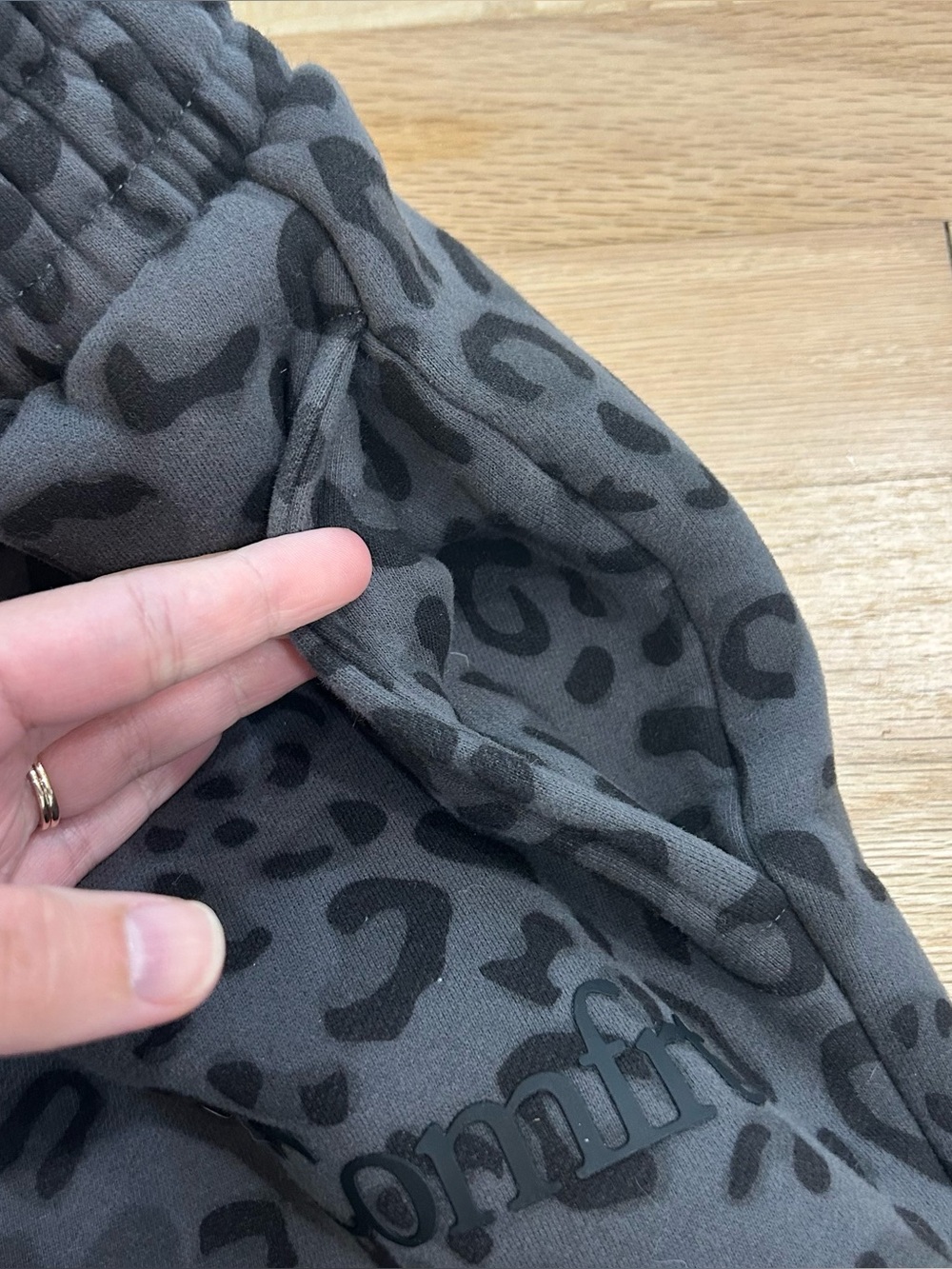 Cmfrt Airplane Mode Charcoal Gray Cheetah Print Super Soft Jogger Sweatpants L - Picture 8 of 11
